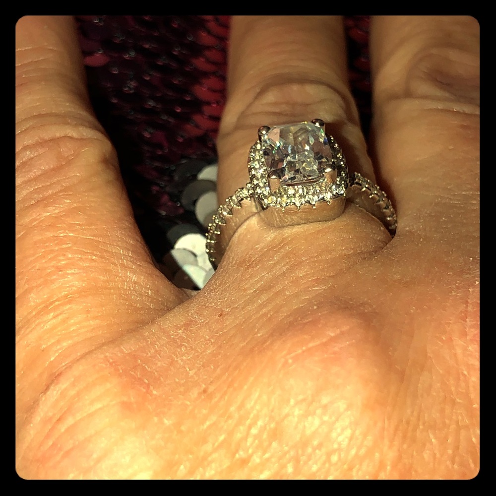Gorgeous AAA CUBIC ZIRCONIA Ring